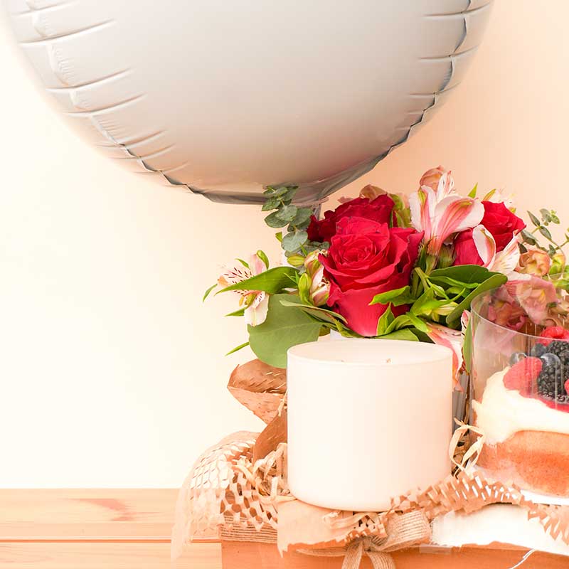 caja de regalo con pastel y globo para envio en cdmx