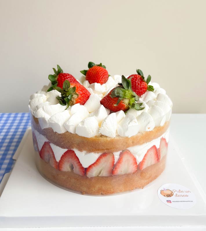 Pastel de fresas estilo Nude - 10 personas