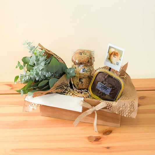 regalo elegante con pastel y vino para hombre