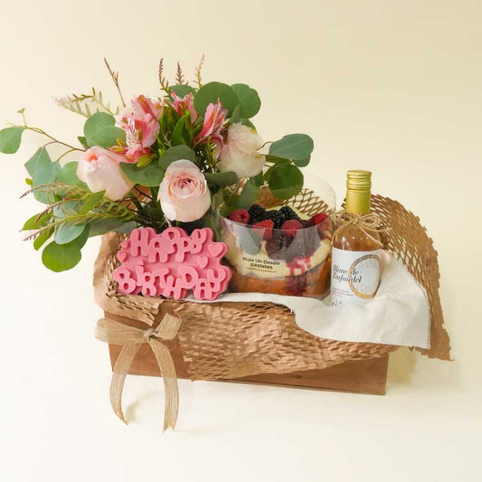 Regalo de Cumpleaños con pastel y mini vino