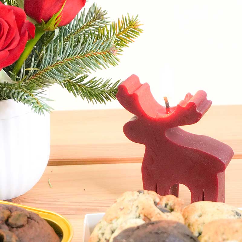 regalo navideño con vela, galletas estilo ny y pastel