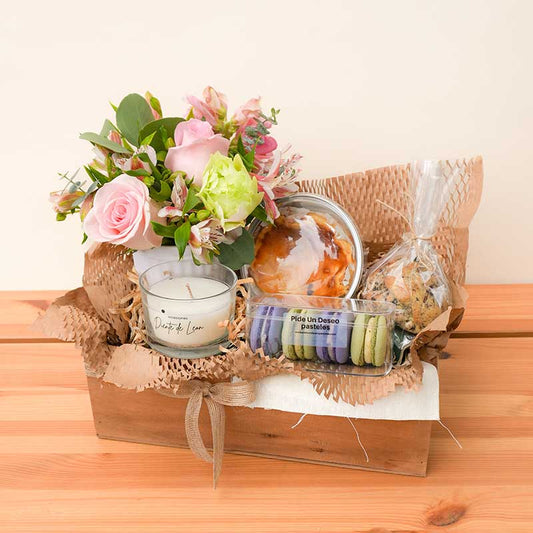 Regalo de flores, vela y postres